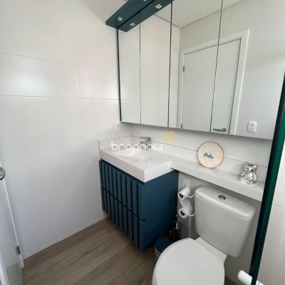 Apartamento com 101m², 2 quartos (sendo 2 suítes), 2 garagens, no bairro Centro em Florianópolis