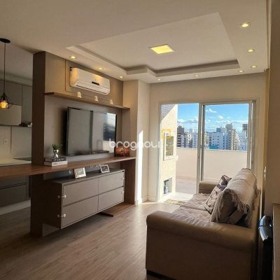 Apartamento com 101m², 2 quartos (sendo 2 suítes), 2 garagens, no bairro Centro em Florianópolis