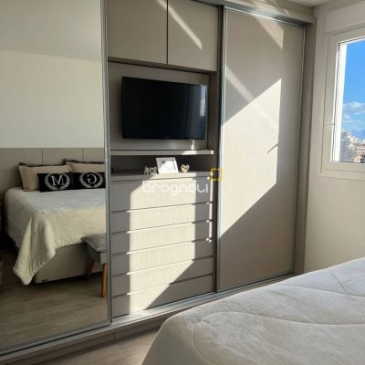 Apartamento com 101m², 2 quartos (sendo 2 suítes), 2 garagens, no bairro Centro em Florianópolis
