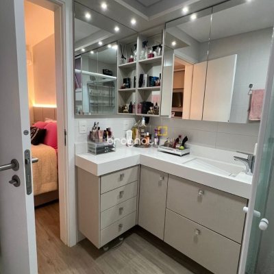 Apartamento com 101m², 2 quartos (sendo 2 suítes), 2 garagens, no bairro Centro em Florianópolis