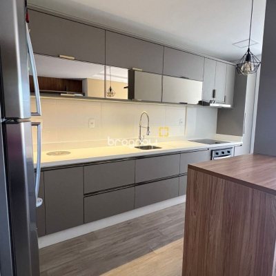 Apartamento com 101m², 2 quartos (sendo 2 suítes), 2 garagens, no bairro Centro em Florianópolis