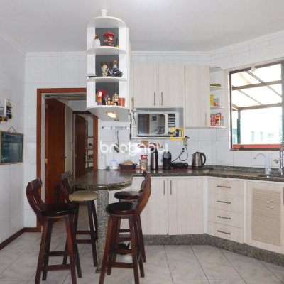 Apartamento com 151m², 3 quartos (sendo 1 suíte), 1 garagem, no bairro Centro em Florianópolis