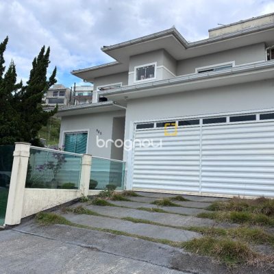 Casa com 226m², 3 quartos (sendo 1 suíte), 2 garagens, no bairro Pedra Branca em Palhoça