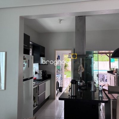Casa com 226m², 3 quartos (sendo 1 suíte), 2 garagens, no bairro Pedra Branca em Palhoça