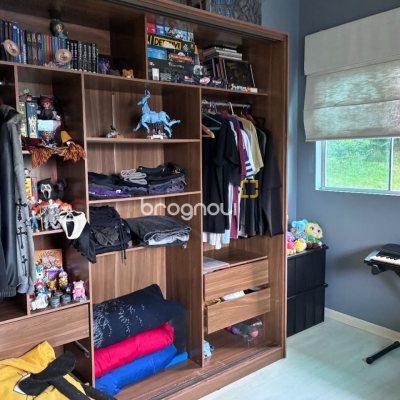 Casa com 226m², 3 quartos (sendo 1 suíte), 2 garagens, no bairro Pedra Branca em Palhoça