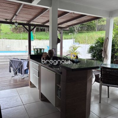 Casa com 226m², 3 quartos (sendo 1 suíte), 2 garagens, no bairro Pedra Branca em Palhoça