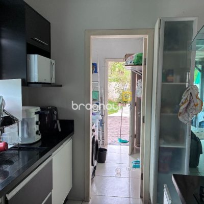 Casa com 226m², 3 quartos (sendo 1 suíte), 2 garagens, no bairro Pedra Branca em Palhoça