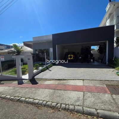 Casa com 175m², 3 quartos (sendo 1 suíte), 2 garagens, no bairro Pedra Branca em Palhoça
