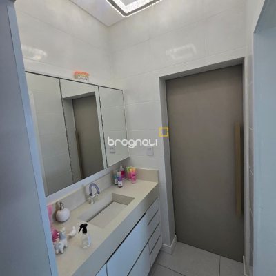 Casa com 175m², 3 quartos (sendo 1 suíte), 2 garagens, no bairro Pedra Branca em Palhoça