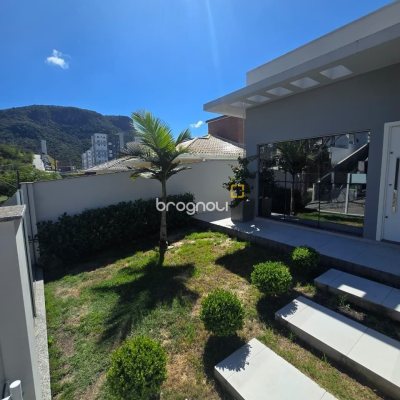 Casa com 175m², 3 quartos (sendo 1 suíte), 2 garagens, no bairro Pedra Branca em Palhoça