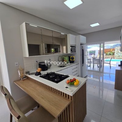 Casa com 175m², 3 quartos (sendo 1 suíte), 2 garagens, no bairro Pedra Branca em Palhoça