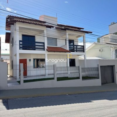 Casa com 235m², 4 quartos (sendo 1 suíte), 3 garagens, no bairro Ipiranga em São José