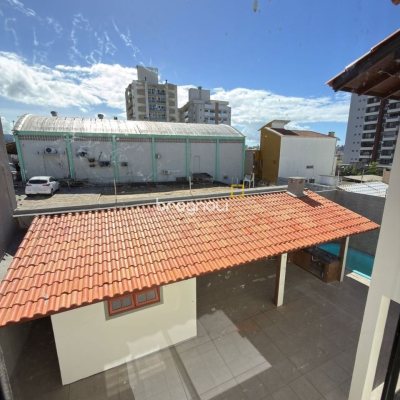 Casa com 235m², 4 quartos (sendo 1 suíte), 3 garagens, no bairro Ipiranga em São José