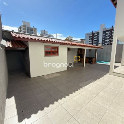 Casa com 235m², 4 quartos (sendo 1 suíte), 3 garagens, no bairro Ipiranga em São José