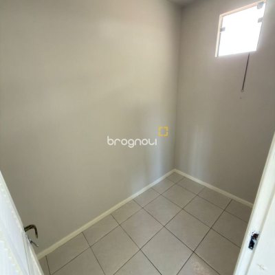 Casa com 235m², 4 quartos (sendo 1 suíte), 3 garagens, no bairro Ipiranga em São José