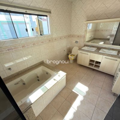 Casa com 235m², 4 quartos (sendo 1 suíte), 3 garagens, no bairro Ipiranga em São José
