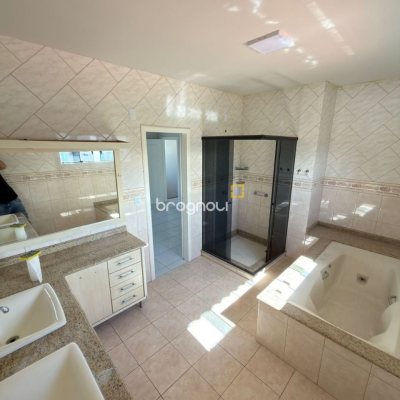 Casa com 235m², 4 quartos (sendo 1 suíte), 3 garagens, no bairro Ipiranga em São José