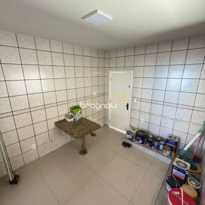 Casa com 235m², 4 quartos (sendo 1 suíte), 3 garagens, no bairro Ipiranga em São José