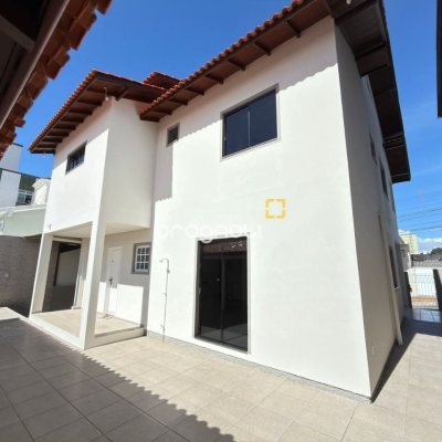 Casa com 235m², 4 quartos (sendo 1 suíte), 3 garagens, no bairro Ipiranga em São José