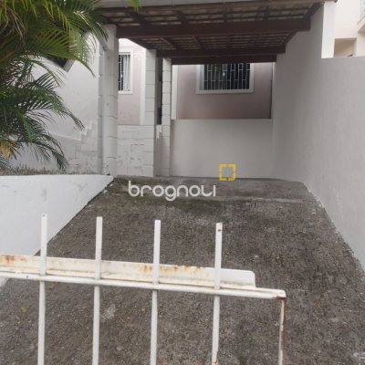 Casa com 78m², 2 quartos, 2 garagens, no bairro Forquilhas em São José