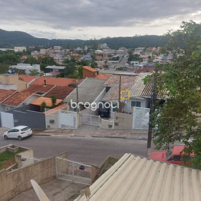 Casa com 78m², 2 quartos, 2 garagens, no bairro Forquilhas em São José