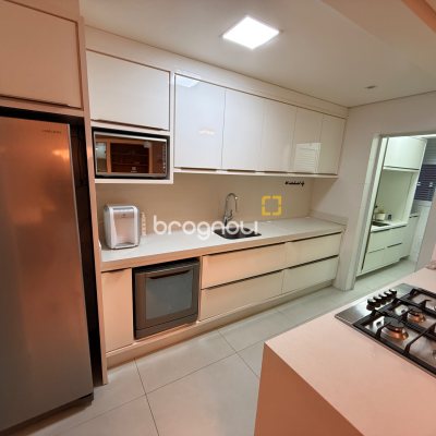 Apartamento com 113m², 2 quartos (sendo 1 suíte), 2 garagens, no bairro Kobrasol em São José