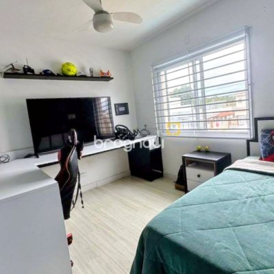 Casa com 113m², 4 quartos (sendo 1 suíte), 5 garagens, no bairro São João do Rio Vermelho em Florianópolis