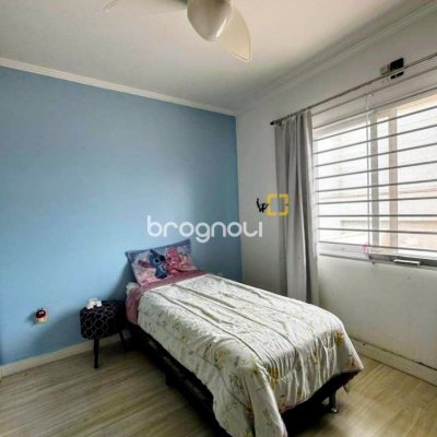 Casa com 113m², 4 quartos (sendo 1 suíte), 5 garagens, no bairro São João do Rio Vermelho em Florianópolis