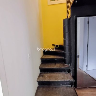 Casa com 113m², 4 quartos (sendo 1 suíte), 5 garagens, no bairro São João do Rio Vermelho em Florianópolis
