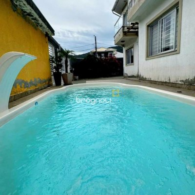Casa com 113m², 4 quartos (sendo 1 suíte), 5 garagens, no bairro São João do Rio Vermelho em Florianópolis