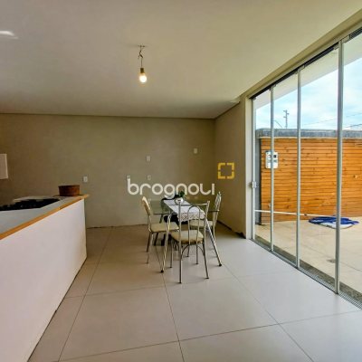 Casa com 113m², 4 quartos (sendo 1 suíte), 5 garagens, no bairro São João do Rio Vermelho em Florianópolis
