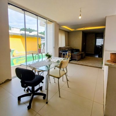 Casa com 113m², 4 quartos (sendo 1 suíte), 5 garagens, no bairro São João do Rio Vermelho em Florianópolis