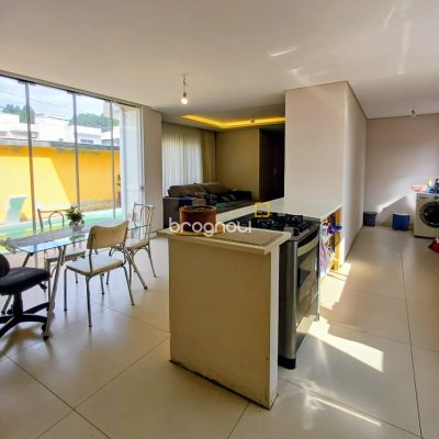 Casa com 113m², 4 quartos (sendo 1 suíte), 5 garagens, no bairro São João do Rio Vermelho em Florianópolis