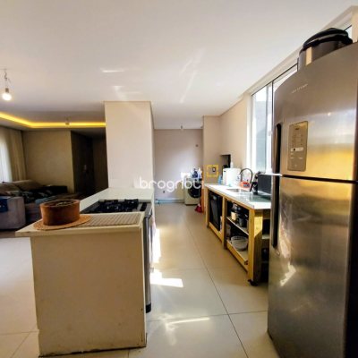 Casa com 113m², 4 quartos (sendo 1 suíte), 5 garagens, no bairro São João do Rio Vermelho em Florianópolis