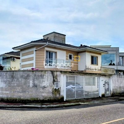 Casa com 113m², 4 quartos (sendo 1 suíte), 5 garagens, no bairro São João do Rio Vermelho em Florianópolis