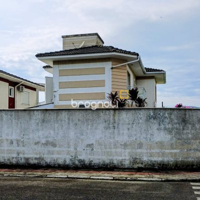 Casa com 113m², 4 quartos (sendo 1 suíte), 5 garagens, no bairro São João do Rio Vermelho em Florianópolis