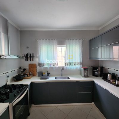 Casa com 117m², 3 quartos (sendo 1 suíte), 1 garagem, no bairro Forquilhinha em São José