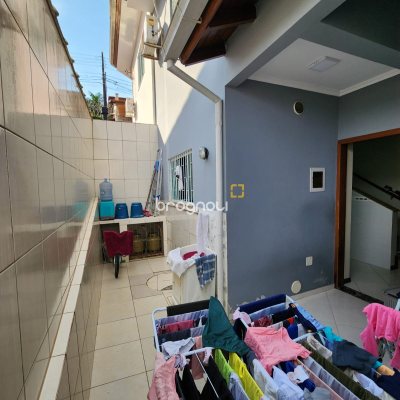 Casa com 117m², 3 quartos (sendo 1 suíte), 1 garagem, no bairro Forquilhinha em São José