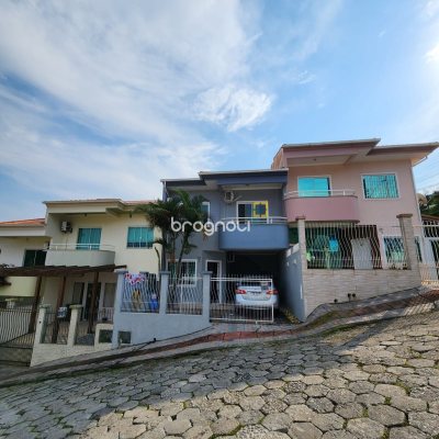Casa com 117m², 3 quartos (sendo 1 suíte), 1 garagem, no bairro Forquilhinha em São José