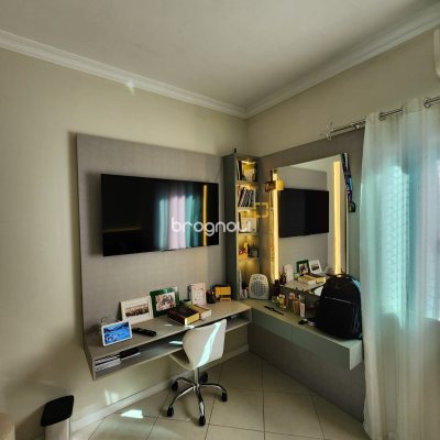 Casa com 117m², 3 quartos (sendo 1 suíte), 1 garagem, no bairro Forquilhinha em São José