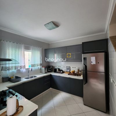 Casa com 117m², 3 quartos (sendo 1 suíte), 1 garagem, no bairro Forquilhinha em São José