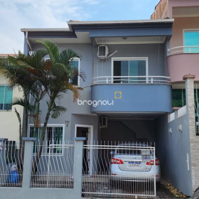 Casa com 117m², 3 quartos (sendo 1 suíte), 1 garagem, no bairro Forquilhinha em São José