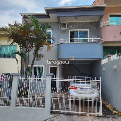 Casa com 117m², 3 quartos (sendo 1 suíte), 1 garagem, no bairro Forquilhinha em São José