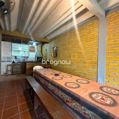 Casa com 90m², 4 quartos, 1 garagem, no bairro Praia de Fora em Palhoça