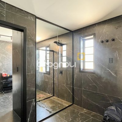 Casa com 293m², 3 quartos (sendo 3 suítes), 2 garagens, no bairro Lagoa da Conceição em Florianópolis