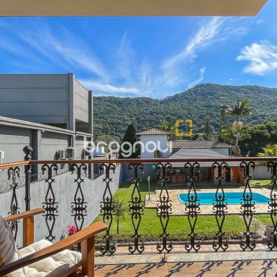 Casa com 293m², 3 quartos (sendo 3 suítes), 2 garagens, no bairro Lagoa da Conceição em Florianópolis