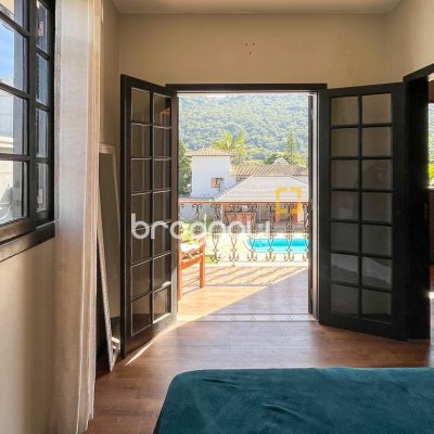 Casa com 293m², 3 quartos (sendo 3 suítes), 2 garagens, no bairro Lagoa da Conceição em Florianópolis