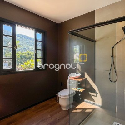 Casa com 293m², 3 quartos (sendo 3 suítes), 2 garagens, no bairro Lagoa da Conceição em Florianópolis