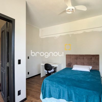 Casa com 293m², 3 quartos (sendo 3 suítes), 2 garagens, no bairro Lagoa da Conceição em Florianópolis