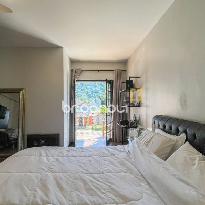 Casa com 293m², 3 quartos (sendo 3 suítes), 2 garagens, no bairro Lagoa da Conceição em Florianópolis